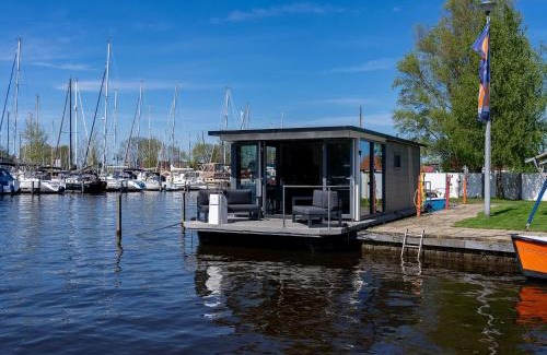 Heeg Location De Bateaux | Houseboat in Heeg with Stunning Marina Views
