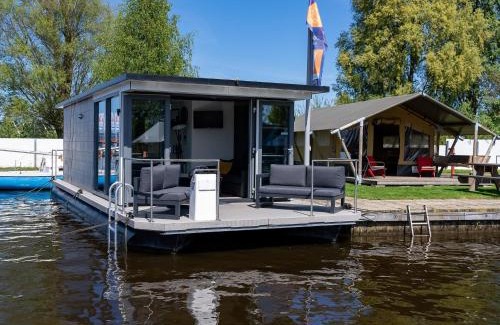 Heeg Location De Bateaux | Houseboat in Heeg with Stunning Marina Views