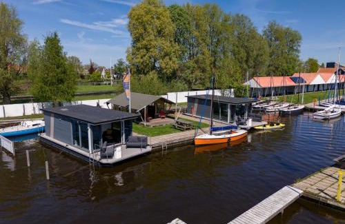 Heeg Location De Bateaux | Houseboat in Heeg with Stunning Marina Views