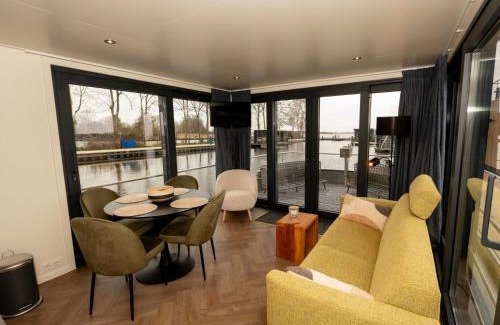 Offingawier Location De Bateaux | Houseboat in Offingawier with Sea View