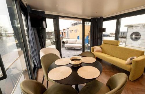 Offingawier Location De Bateaux | Houseboat in Offingawier with Sea View