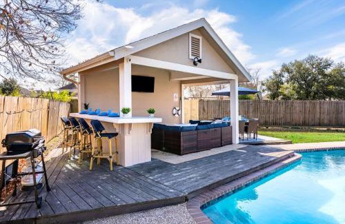 Atascocita Maison | Houston Escape Heated Pool Cabana & Game Room