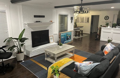Ponderosa Forest Maison | Houston Getaway 6BR with Pool and Wi-Fi