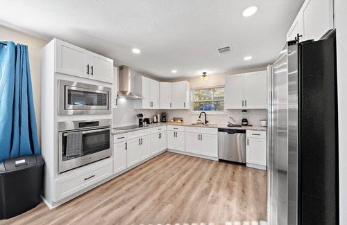Ponderosa Forest Maison | Houston Getaway | Yard BBQ | Game Room | Sleep 16
