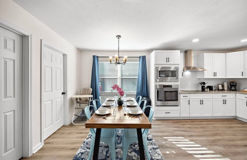 Ponderosa Forest Maison | Houston Getaway | Yard BBQ | Game Room | Sleep 16
