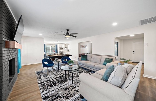 Ponderosa Forest Maison | Houston Getaway | Yard BBQ | Game Room | Sleep 16