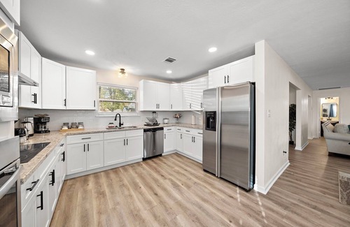 Ponderosa Forest Maison | Houston Getaway | Yard BBQ | Game Room | Sleep 16