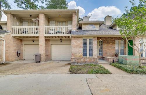 Barker Maison | Houston Retreat with Smart TVs Walk to Golf Course!