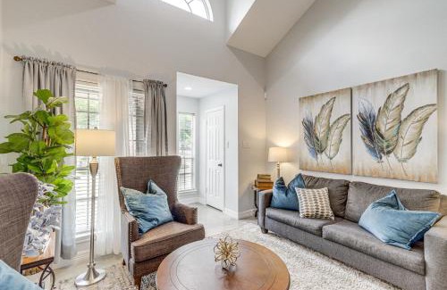 Barker Maison | Houston Retreat with Smart TVs Walk to Golf Course!