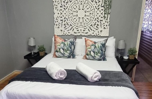 Olifantshoek Maison | Houtgerus Gastehuis/Guesthouse