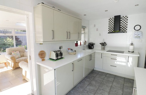 Pitchcombe Cottage | HOWARD COTTAGE, pet friendly, with a garden in Offenham