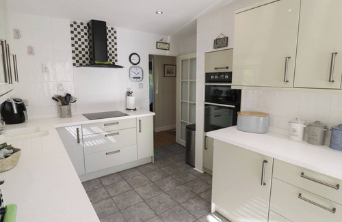 Pitchcombe Cottage | HOWARD COTTAGE, pet friendly, with a garden in Offenham