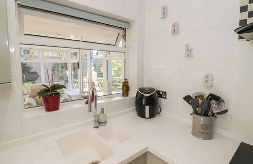 Pitchcombe Cottage | HOWARD COTTAGE, pet friendly, with a garden in Offenham