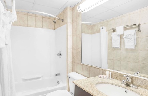 Industry Hôtel | Howard Johnson by Wyndham North Bergen