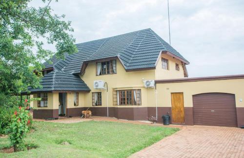 Kareeberg Cabine | Hoyohoyo Koeltehuis Farm Lodge