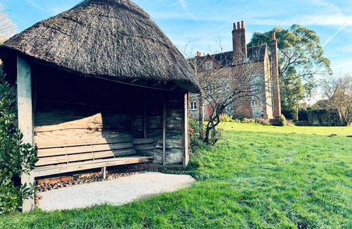 Goring Maison | Huckleberry farm - Pet friendly farmhouse