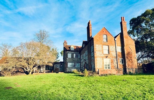 Goring Maison | Huckleberry farm - Pet friendly farmhouse