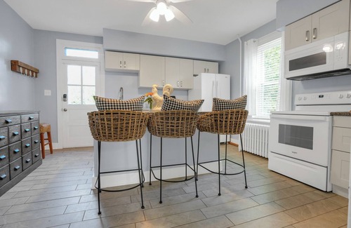 North Wales Appartement | Huckleberry House - 2 Bedroom Apartment Fenced Backyard
