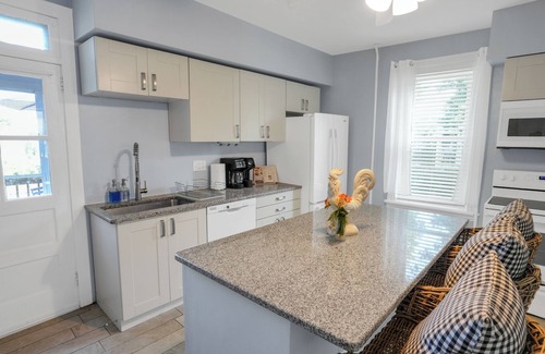 North Wales Appartement | Huckleberry House - 2 Bedroom Apartment Fenced Backyard