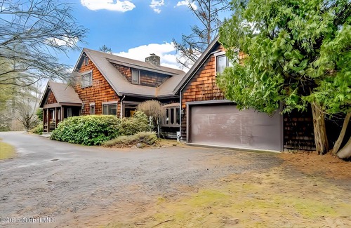 Valatie Maison | Hudson Valley 10 Bedroom Compound with pond and tennis court