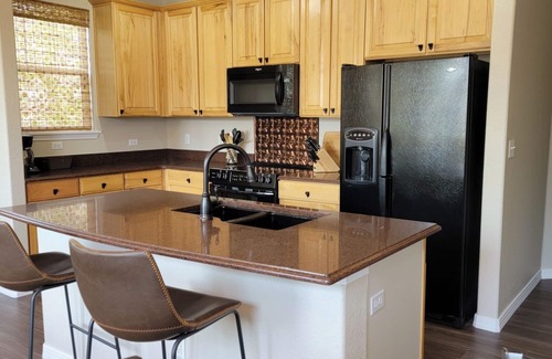 Cottonwood Copropriété | Huge 2 Bedroom Condo with Attached Garage!