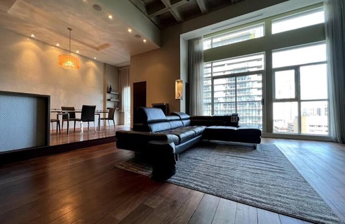 Church and Wellesley Appartement | Huge 2 Storey Loft W designer furniture and art