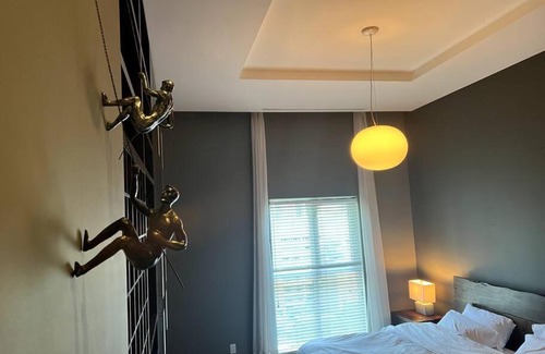 Church and Wellesley Appartement | Huge 2 Storey Loft W designer furniture and art