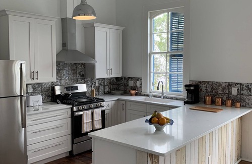 Bywater Appartement | Huge 2nd Floor Furnished Apt in Historic Bywater House 30 day rentals only