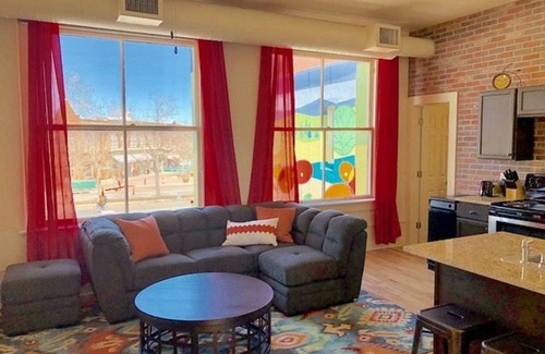Old Town Appartement | ÉNORME 4 ch, 2 salles de bain LOFT avec vue sur la place de la vieille ville. Rien de tel dans FTC