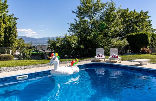 Glenmore Maison | Huge 5BR Home with Pool, Hot Tub & Games Room