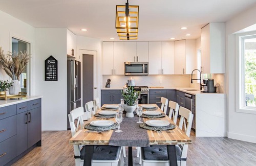 Glenmore Maison | Huge 5BR Home with Pool, Hot Tub & Games Room