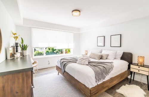 Glenmore Maison | Huge 5BR Home with Pool, Hot Tub & Games Room