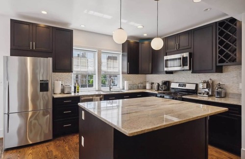 Petworth Maison | Huge 6 Queen Bed home with two decks & Parking