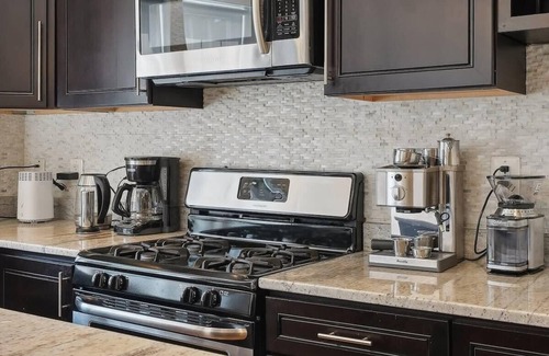 Petworth Maison | Huge 6 Queen Bed home with two decks & Parking