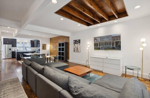 Petworth Maison | Huge 6 Queen Bed home with two decks & Parking