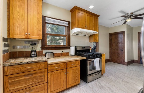 Old North Columbus Maison | HUGE 7 Bedroom, 4 Bathroom Sleeps 14+
