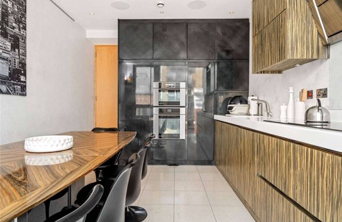 Bunhill Maison | Huge 7-Story Townhouse with Private Patio | Walk to Shoreditch & City