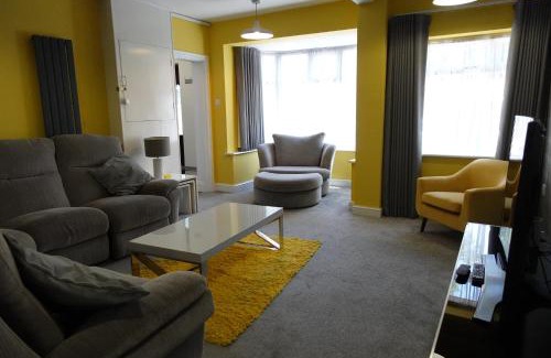 Bloxwich Maison | Huge 9 Bed Property Sleeps 17, Near NEC, City Centre, HS2