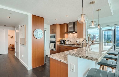 East Village Copropriété | Huge Balcony with Views of Petco Park & Downtown