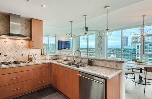 East Village Copropriété | Huge Balcony with Views of Petco Park & Downtown