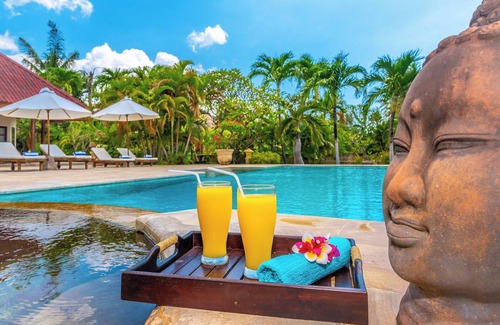 Dencarik Villa | Villa Taman Indah - Immense villa en bord de mer avec accès direct à la plage!