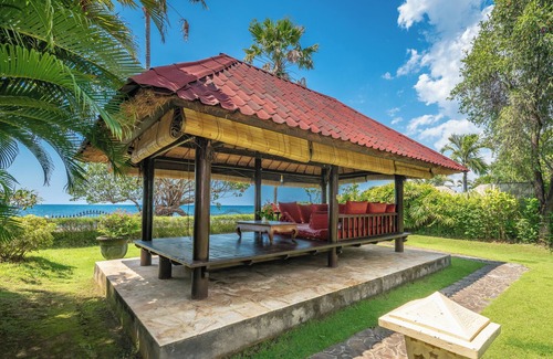 Dencarik Villa | Villa Taman Indah - Immense villa en bord de mer avec accès direct à la plage!