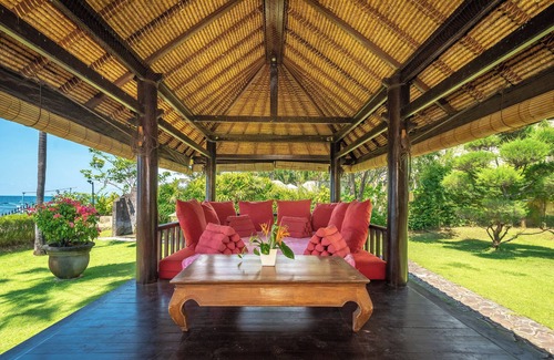 Dencarik Villa | Villa Taman Indah - Immense villa en bord de mer avec accès direct à la plage!