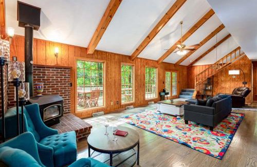 Berkeley Springs Maison | Huge Cabin w Hot Tub, Deck, Grill, Fire Pit, WiFi