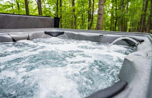 Berkeley Springs Maison | Huge Cabin w Hot Tub, Deck, Grill, Fire Pit, WiFi