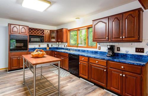 Berkeley Springs Maison | Huge Cabin w Hot Tub, Deck, Grill, Fire Pit, WiFi