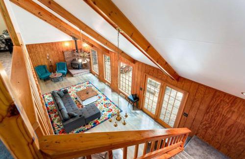 Berkeley Springs Maison | Huge Cabin w Hot Tub, Deck, Grill, Fire Pit, WiFi