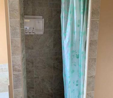 Highland West Maison | Huge Family home sleeps 10 with 3 parking spots