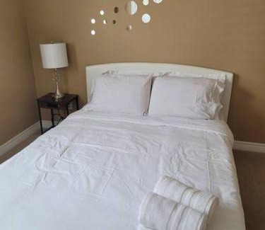 Highland West Maison | Huge Family home sleeps 10 with 3 parking spots