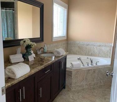 Highland West Maison | Huge Family home sleeps 10 with 3 parking spots